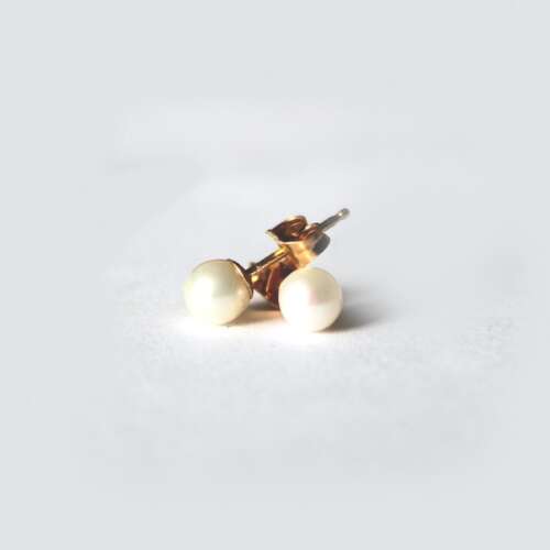 Clous d'oreilles perles blanches