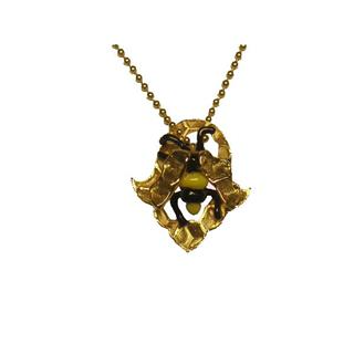 Pendentif main abeille